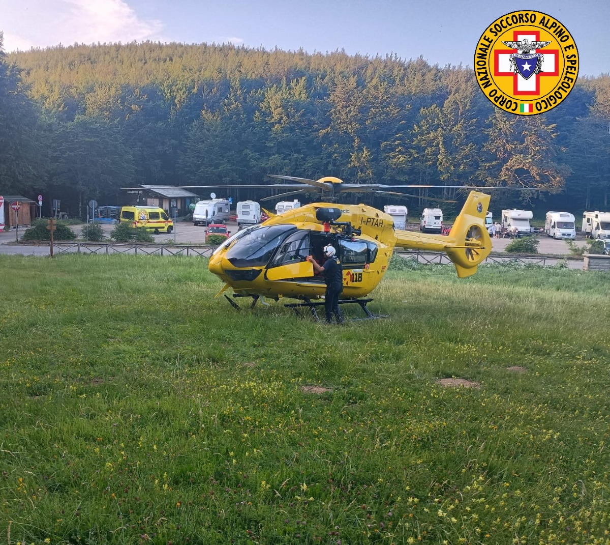 Infortunio nei boschi si trasforma in tragedia: salvo il marito, la moglie muore precipitando per 90 metri - L'elicottero EliRavenna