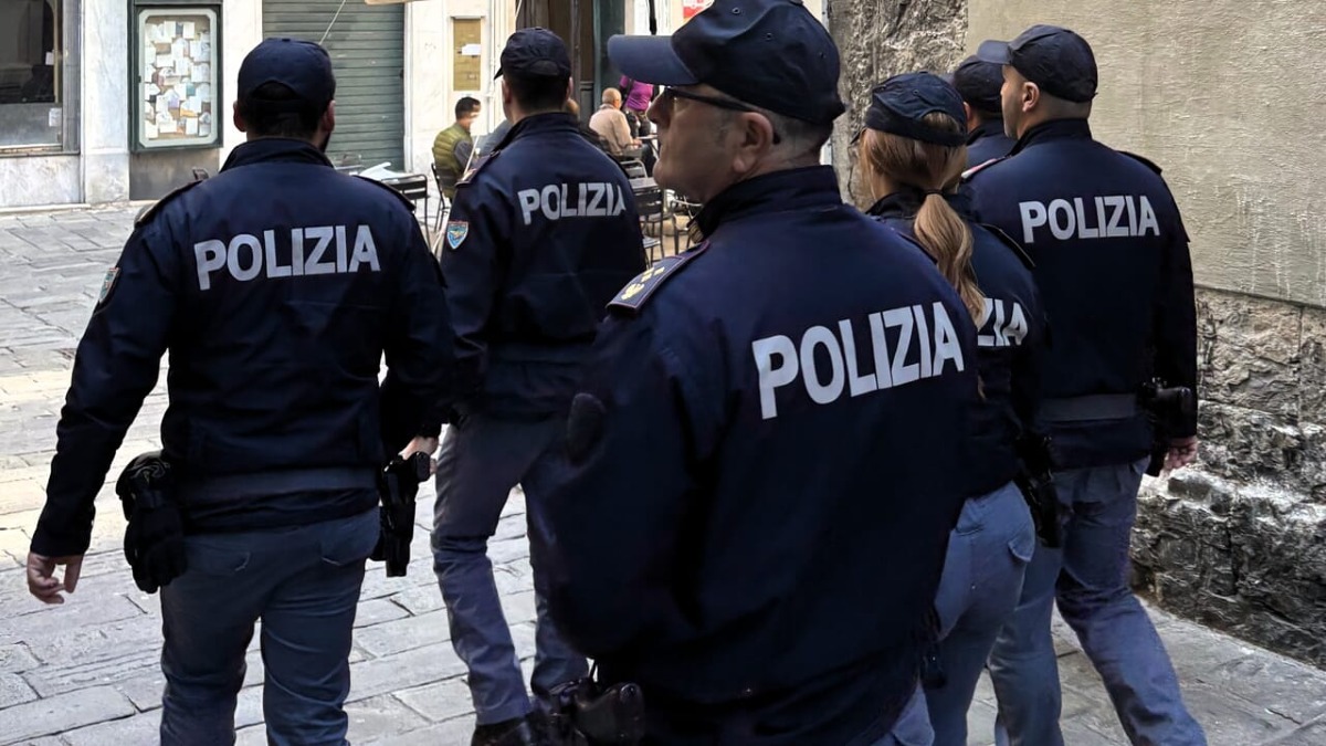 Controlli della Polizia nel centro storico di Rimini: beccato a occupare un edificio comunale. 120 le persone identificate - 