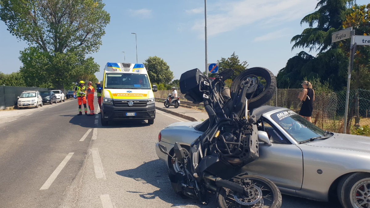 Riccione, sbalzato per 11 metri dopo l'impatto con un'auto: centauro in ospedale - 