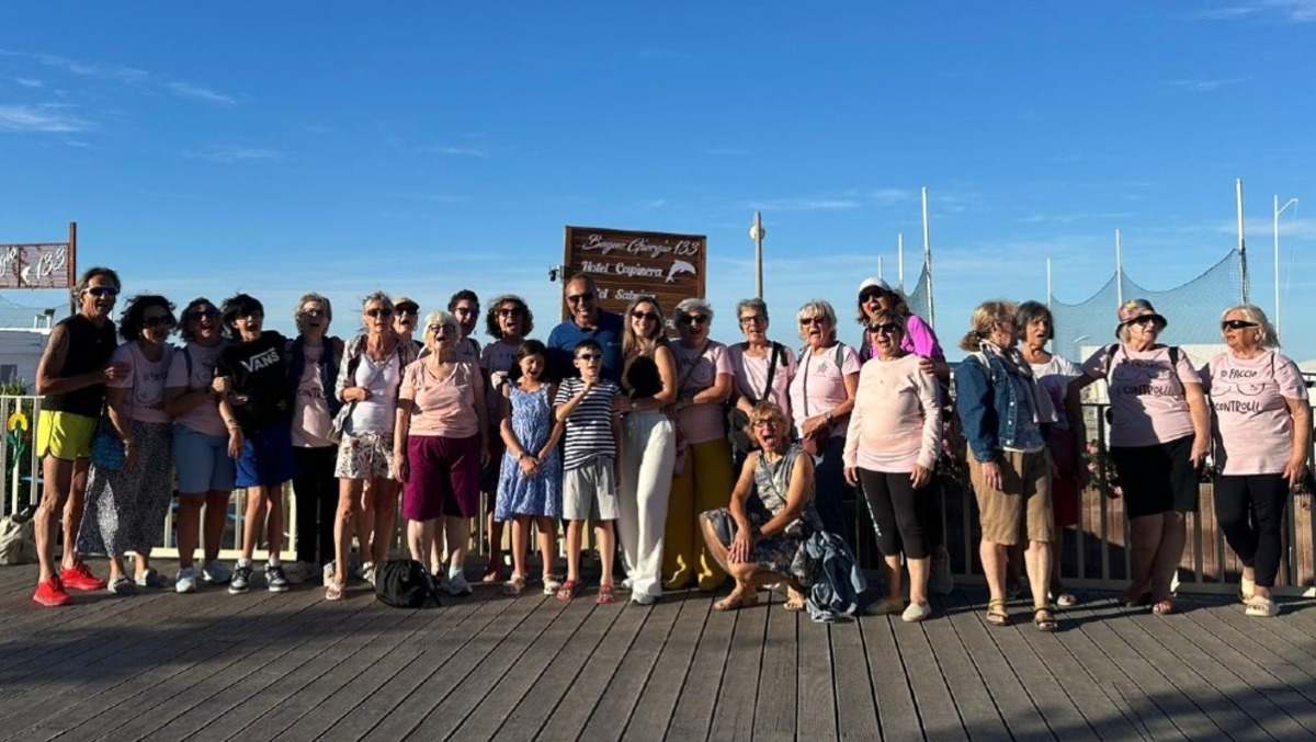 A Rimini l’uncinetto unisce generazioni e promuove il benessere: ora i corsi arrivano al mare - 