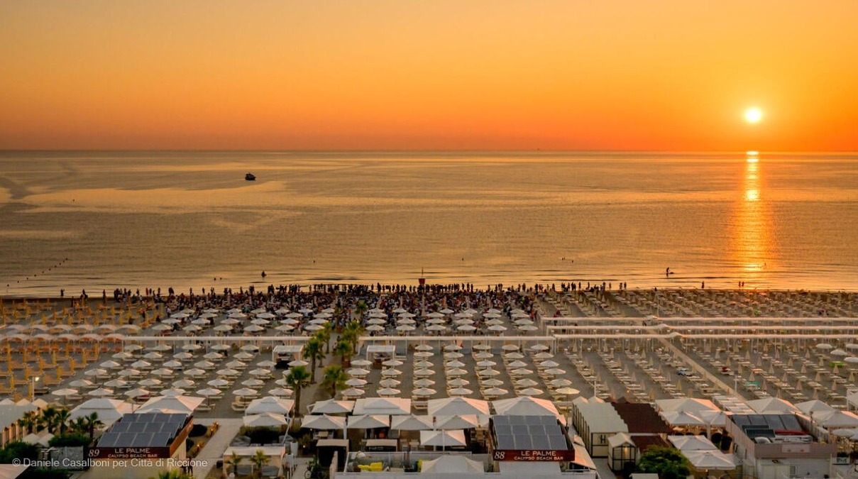 Riccione, giovanissimi molesti in alberghi e spiagge: Forza Italia lancia l'allarme - Spiaggia di Riccione