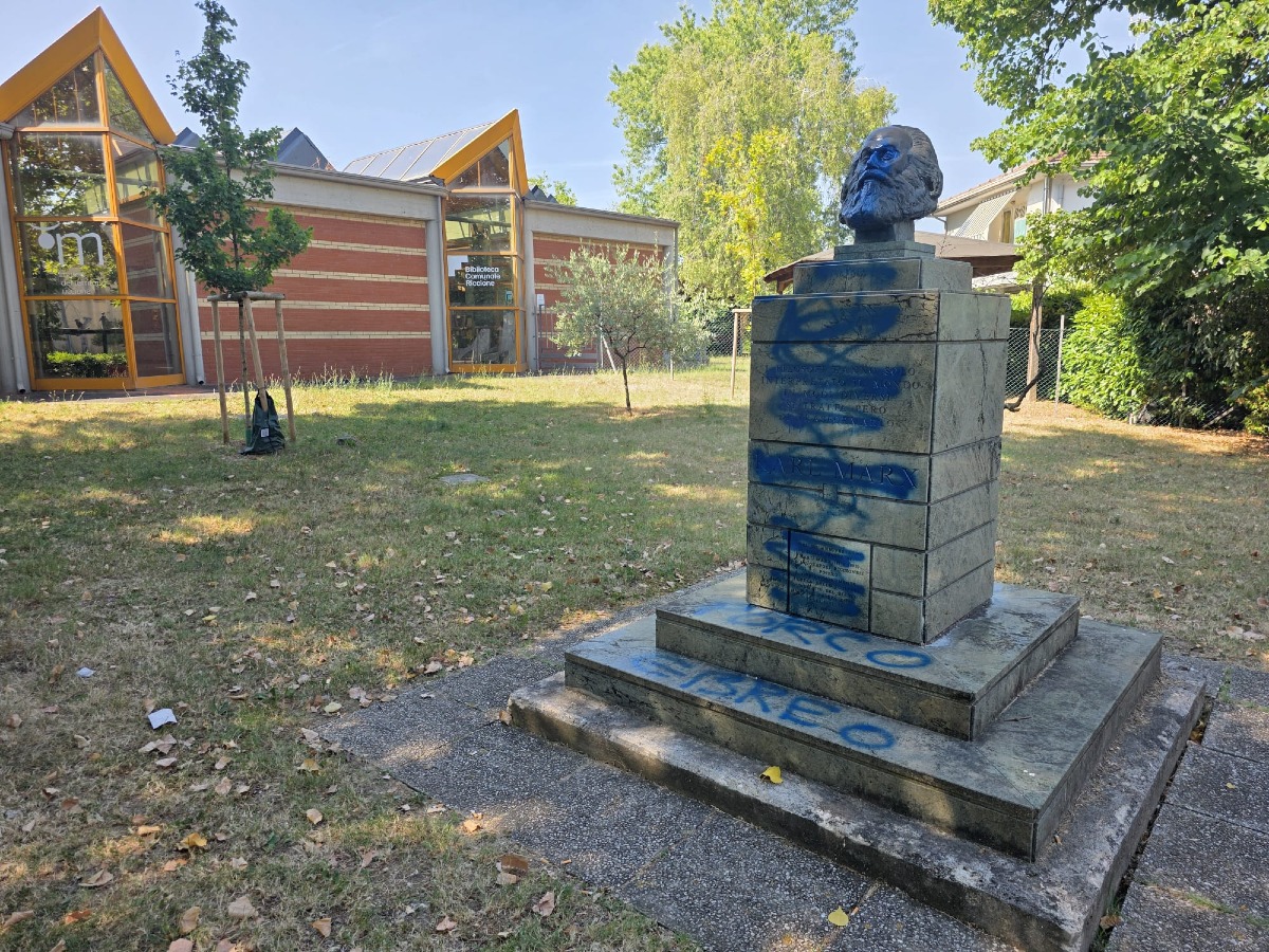 Vandali imbrattano busto di Karl Marx a Riccione, scritte offensive e denuncia del Comune - 