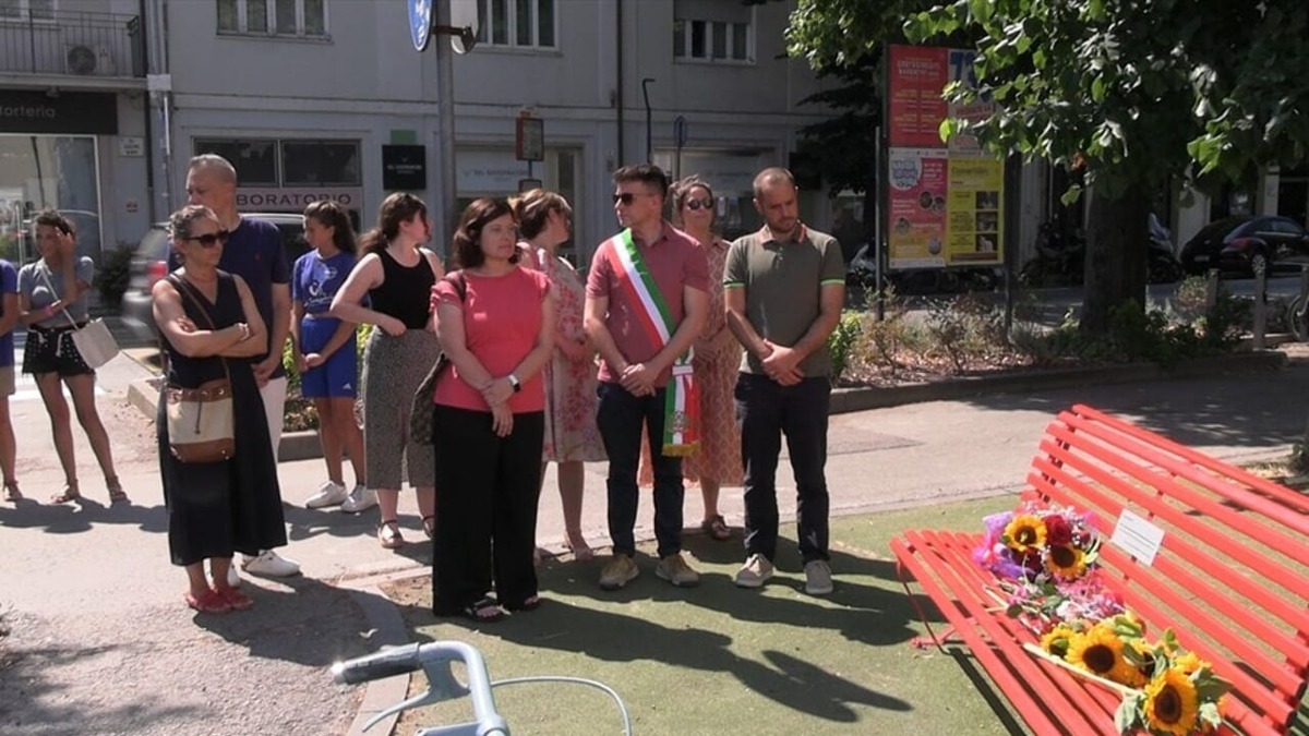 Santarcangelo, sfregio alla panchina rossa: rabbia del sindaco - La panchina rossa di Piazza Marconi 
