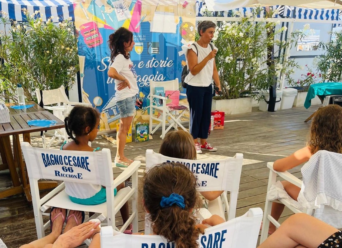 Riccione, torna “Storia e storie in spiaggia”: letture e laboratori per bambini sotto l’ombrellone - 