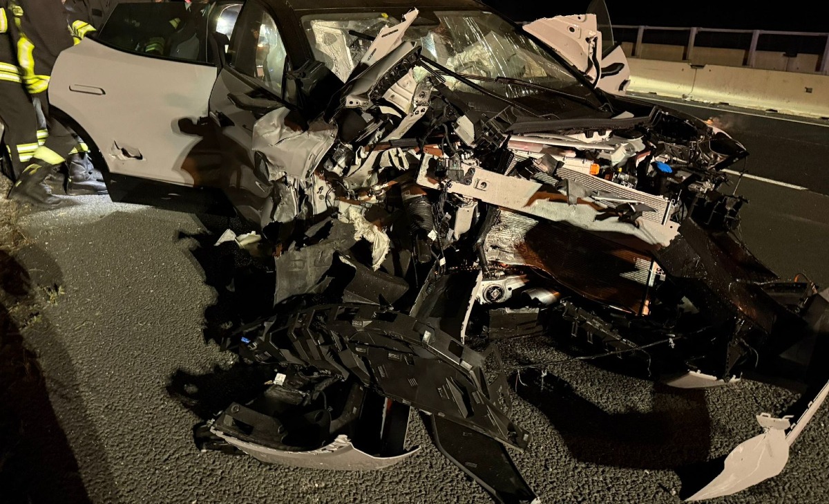 A14, camion perde due ruote nella notte: auto distrutta, un'altra danneggiata - 