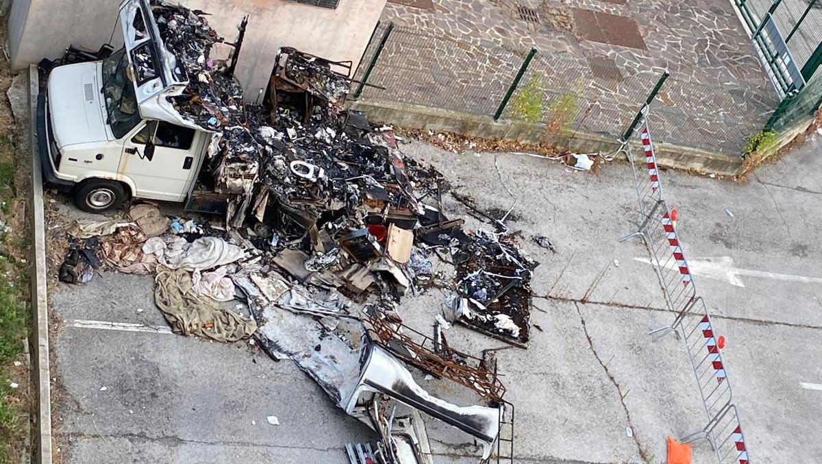 Rimini, camper incendiato ancora abbandonato dopo sei mesi - Il camper bruciato