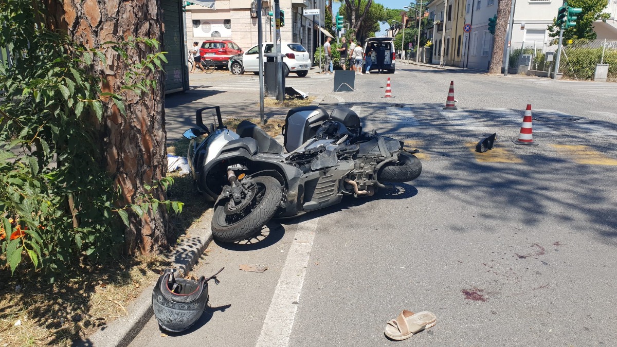 Rimini, scontro tra auto e scooter all'incrocio tra via Covignano e via del Passero . - 