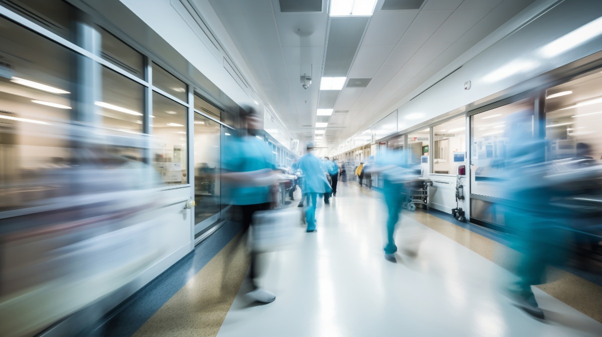 Dramma in ospedale: anziana uccisa in corsia, l’ex marito si getta dalla finestra - 