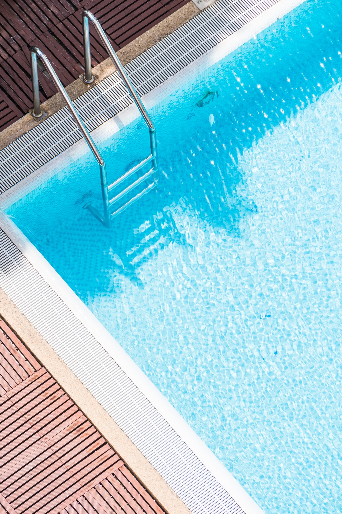 Milano, 28enne annega in piscina: si era tuffato di notte con gli amici - 