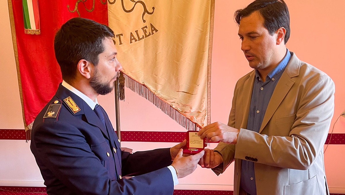 Colpito durante un furto alle Befane, non molla la presa: il Comune premia l'agente di polizia - Consegna della medaglia al valor civile a Giardina