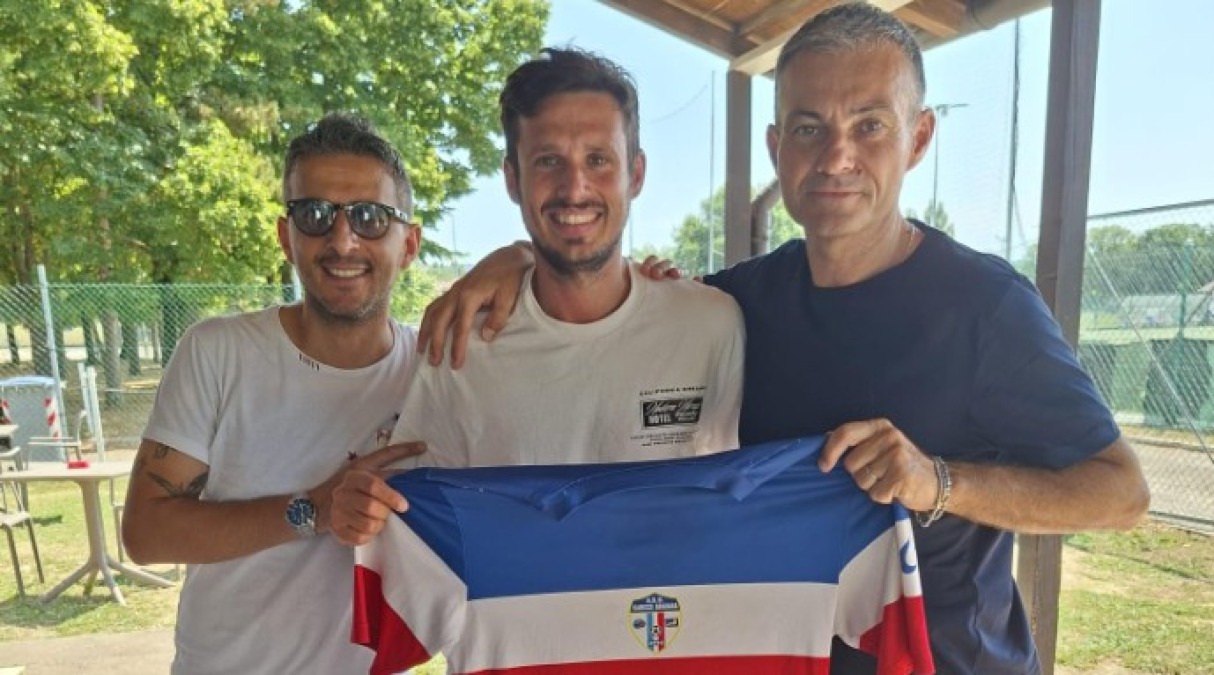Calcio Promozione: Gabicce Gradara da urlo. Ecco l'attaccante Villanova - Villanova tra il ds Capobianco ed il presidente Marsili 