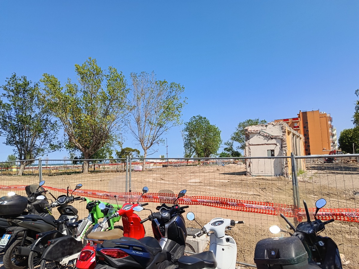 Marebello, manca il parcheggio per gli scooter: "Mezzi sulla vegetazione per raggiungere la spiaggia" - 