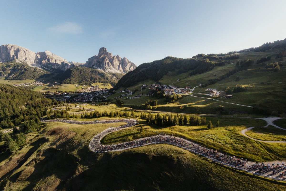La Maratona dles Dolomites si tinge di "Pax": una giornata di sport e fratellanza - Enel©Planinscheck Freddy