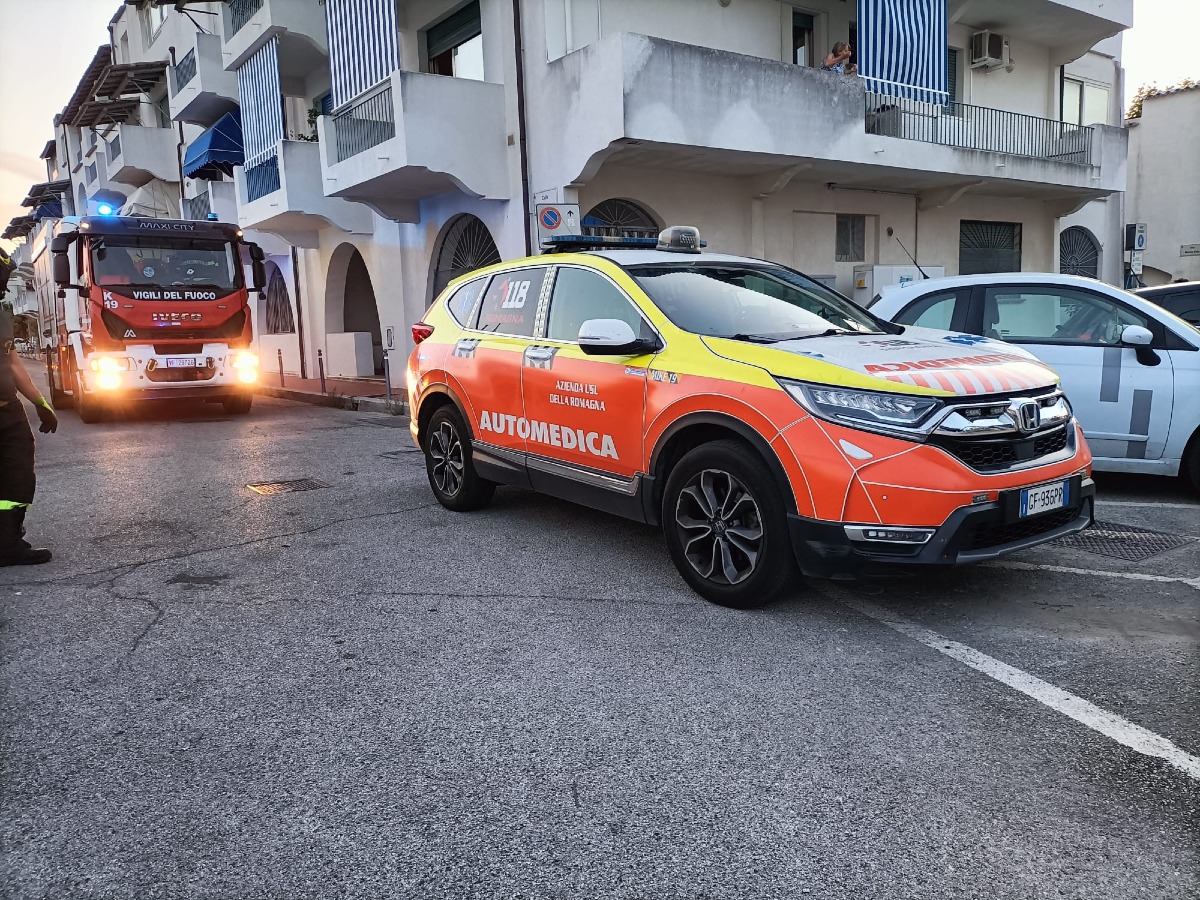 Cade dal terzo piano e finisce nel cortile: giallo sulla dinamica a Misano - Foto Amato Ballante