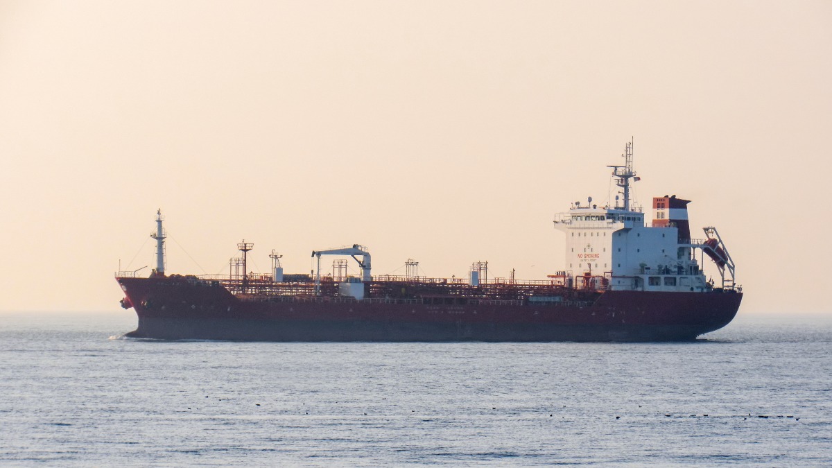 Petroliera colpita al largo dell'Oman, incendio a bordo - Repertorio