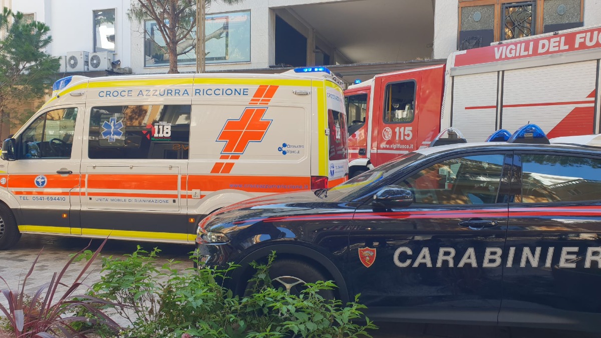 Incendio in una boutique a Riccione, cinque persone soccorse per il fumo - 