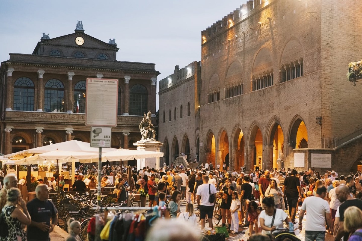 Il mercoledì sera a Rimini in centro, tra shopping, cinema, musica dal vivo, mercatini e musei aperti fino alle 23 - 