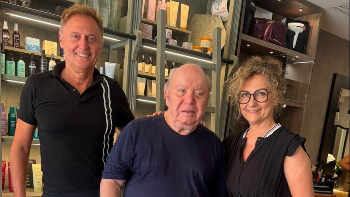 Lino Banfi taglia i celebri baffi a Riccione: mantenuta la promessa alla moglie - Lino Banfi
