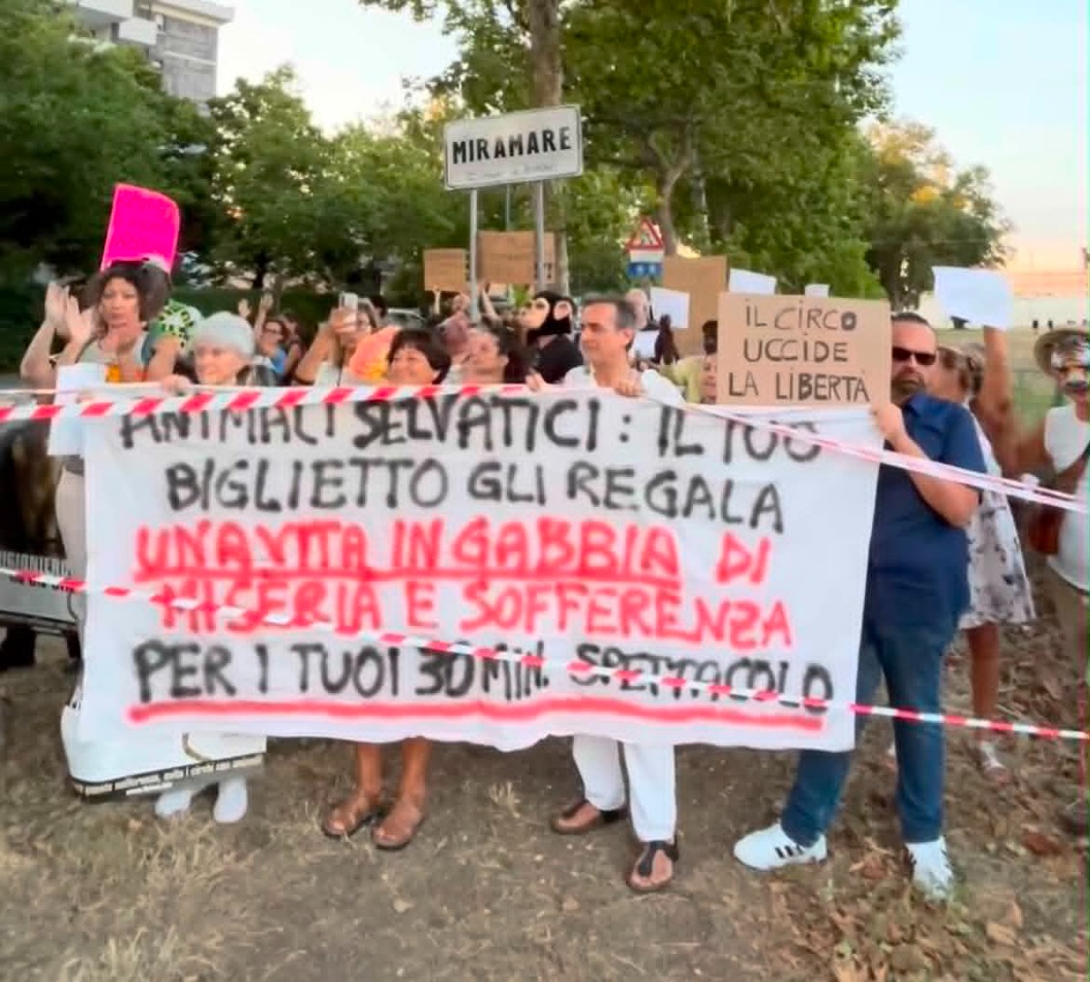 Protesta contro il circo con animali a Miramare: centinaia al presidio - La protesta davanti al circo
