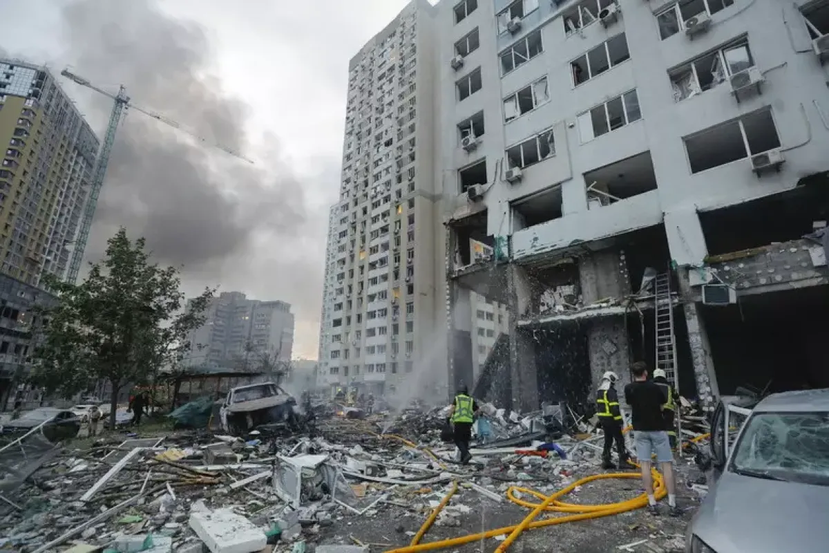 Nuova ondata di missili su Kiev, feriti e incendi mentre si apre il vertice Nato - © Ansa