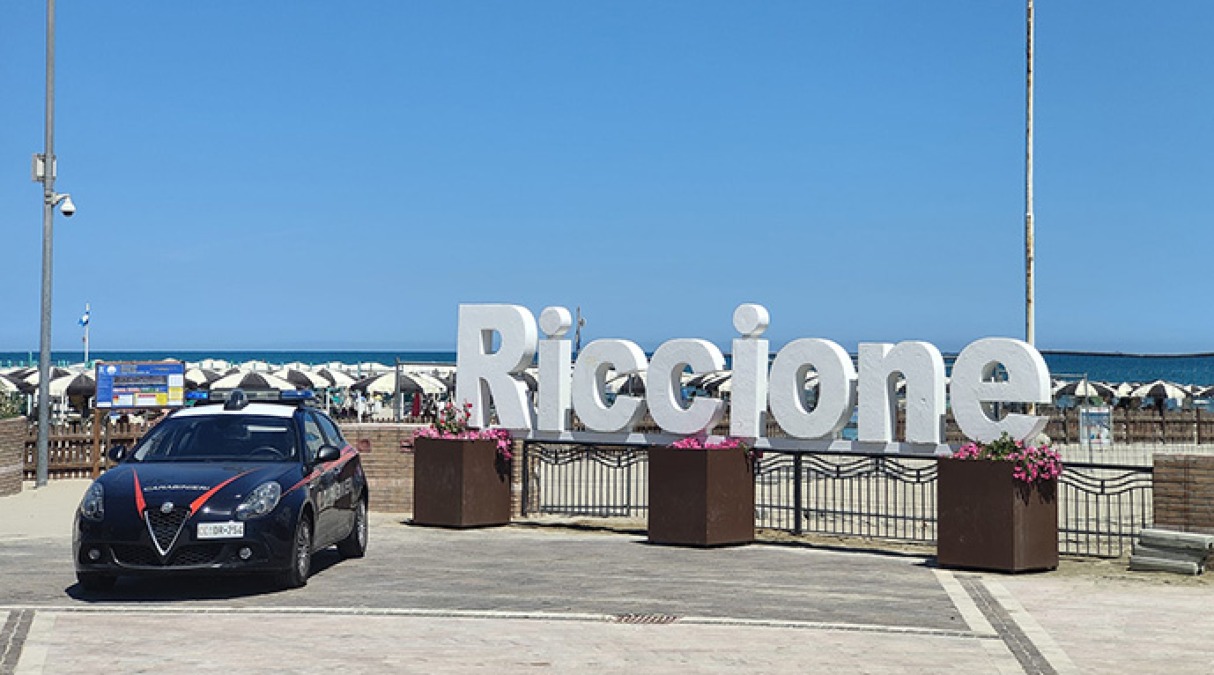 Rubano alcolici e si tuffano in mare per sfuggire ai Carabinieri: bloccato 21enne a Riccione - Repertorio