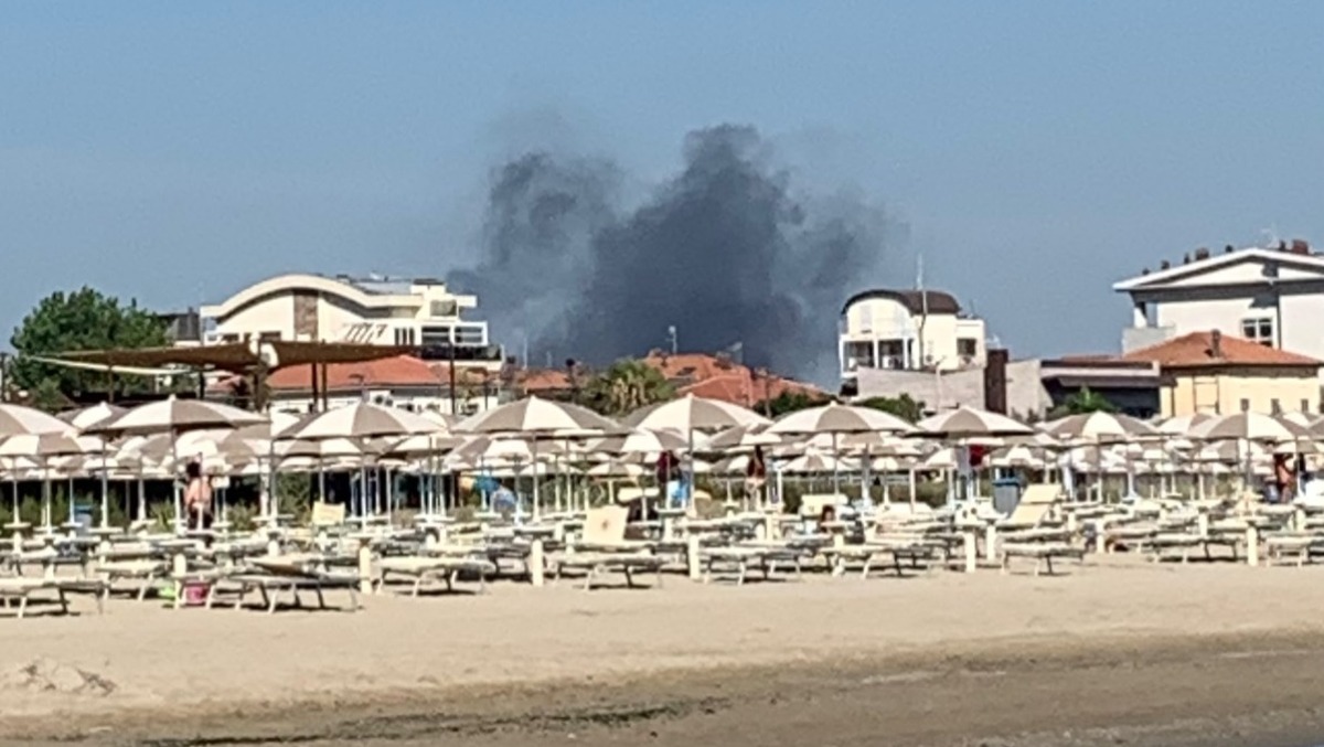 Viserba, capanni in fiamme: distrutto un mini van Piaggio - Il fumo visibile dalla spiaggia