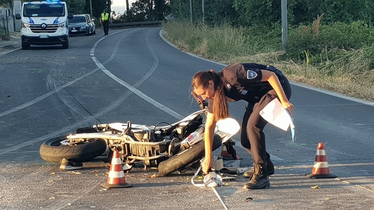 Schianto tra moto e auto a Coriano: centauro elitrasportato al Bufalini, traffico in tilt - 