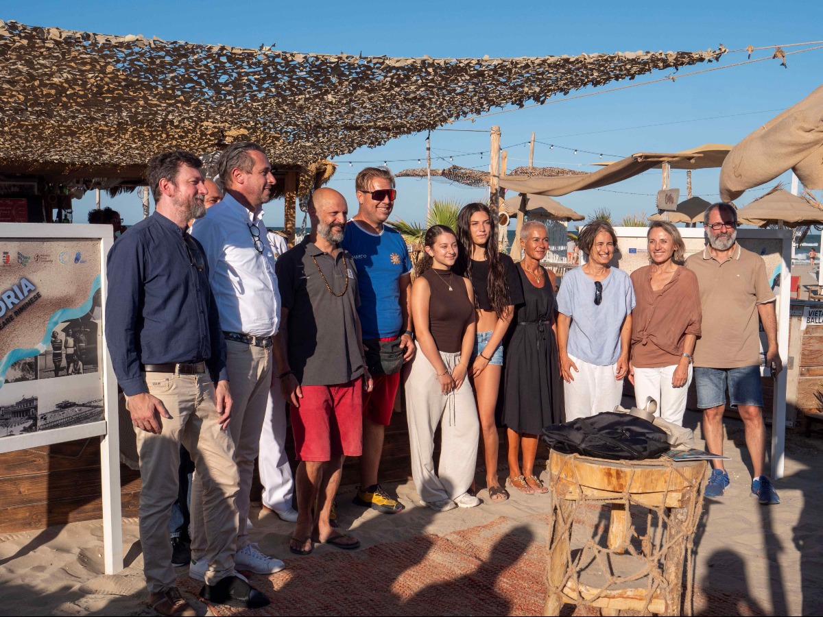 Rimini, gli studenti raccontano la storia della spiaggia con un podcast: nasce “Onde di Storia” - 
