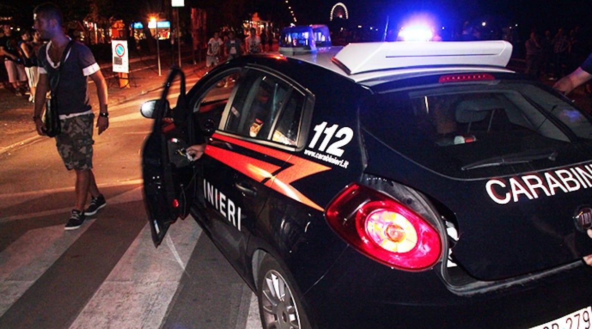 Violenza sessuale a Viserba: 23enne aggredita e rapinata sulla spiaggia durante la Notte Rosa