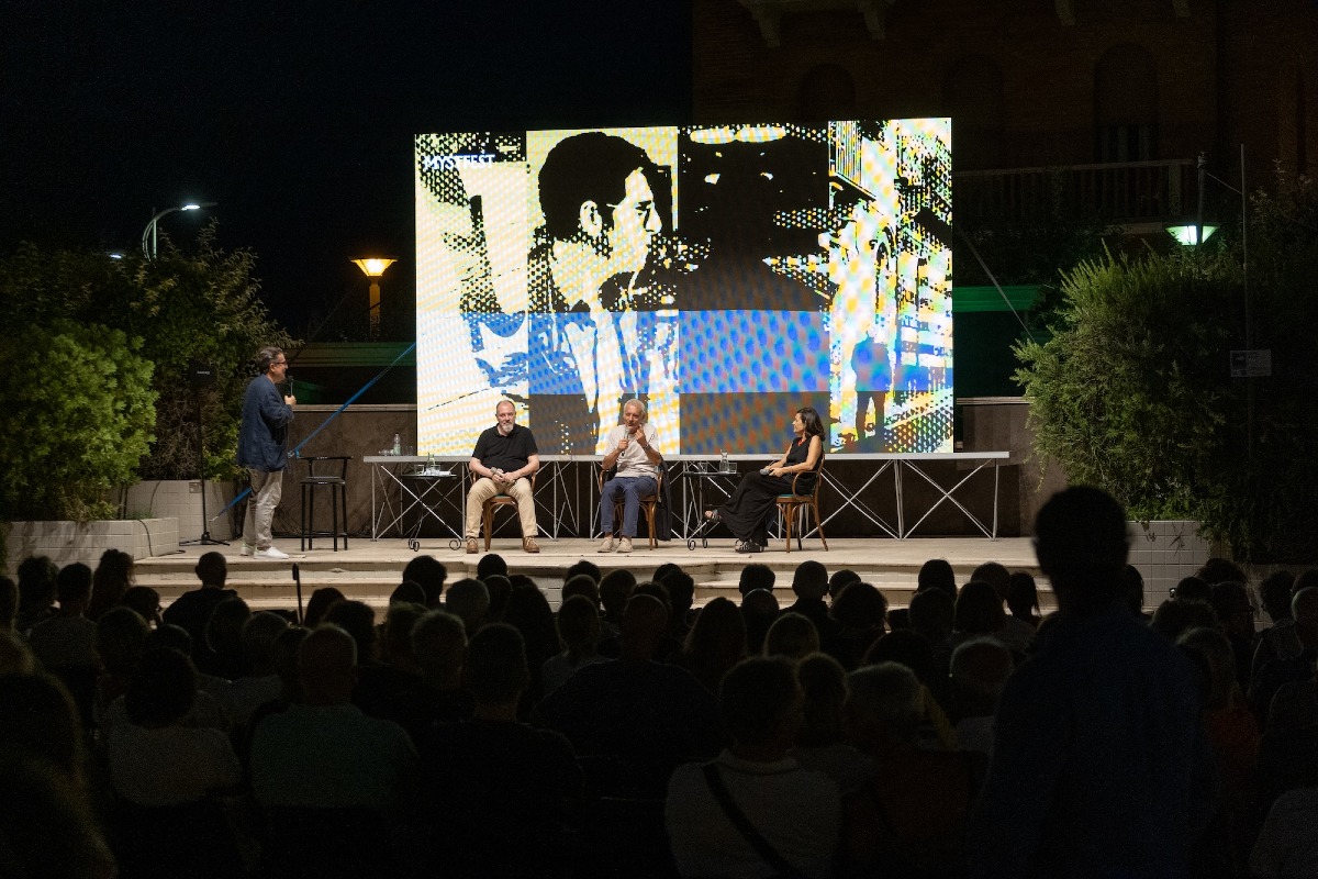 Luca Sommi chiude il MystFest 2026 con un omaggio alla Costituzione italiana - 