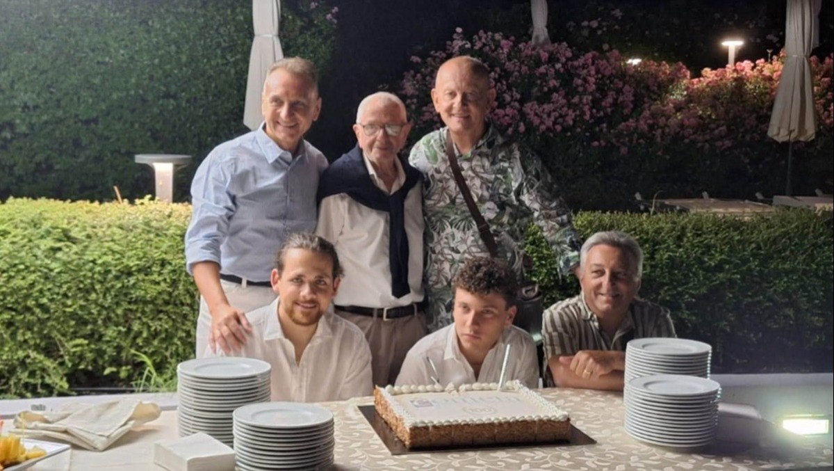 Novafeltria: un secolo accanto alle famiglie, il traguardo delle onoranze funebri Cometa ex Giannini - In alto da sinistra: Loris Pellegrini, Pier Paolo Giannini e Pierluigi Serafini; in basso Manuel Serafini, Andrea Pellegrini, Massimo Bartolini