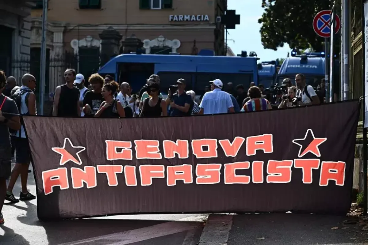 Vannacci blinda piazza Leopardi, Genova si spacca in due cortei - © Ansa