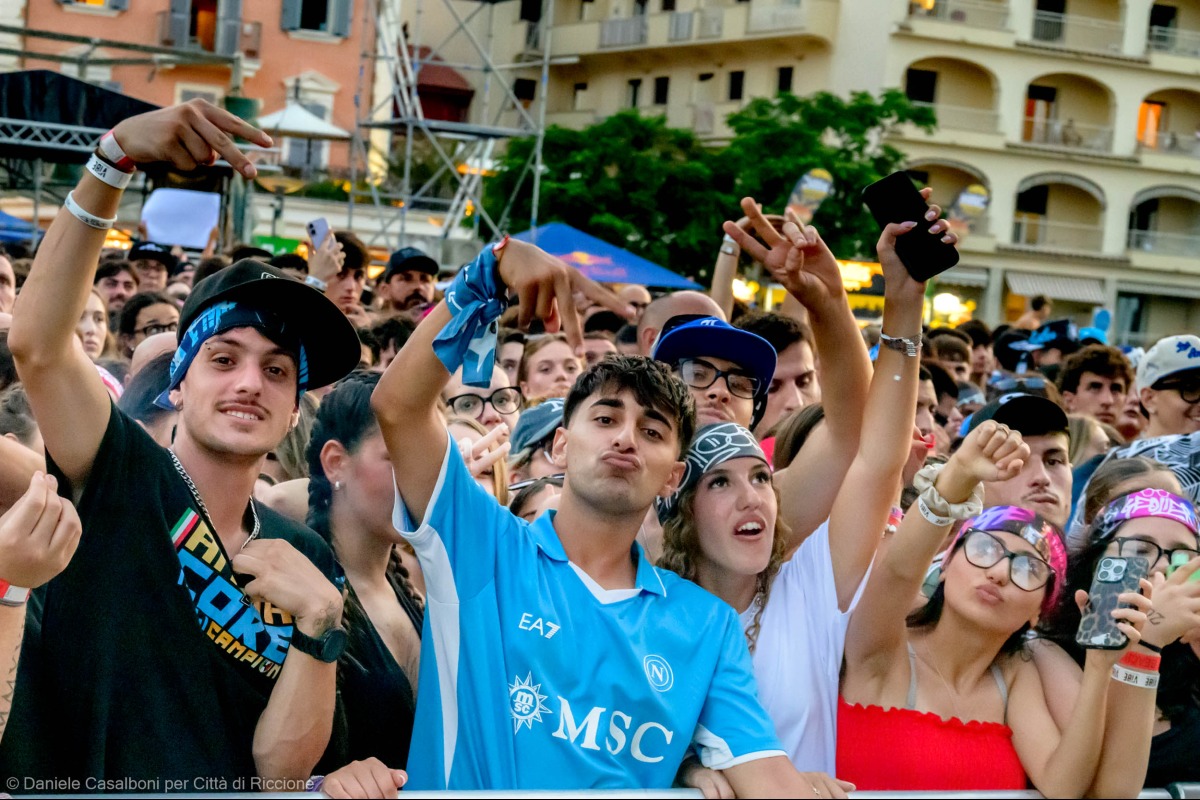 Geolier conquista Riccione, migliaia di fan in piazzale Roma - 