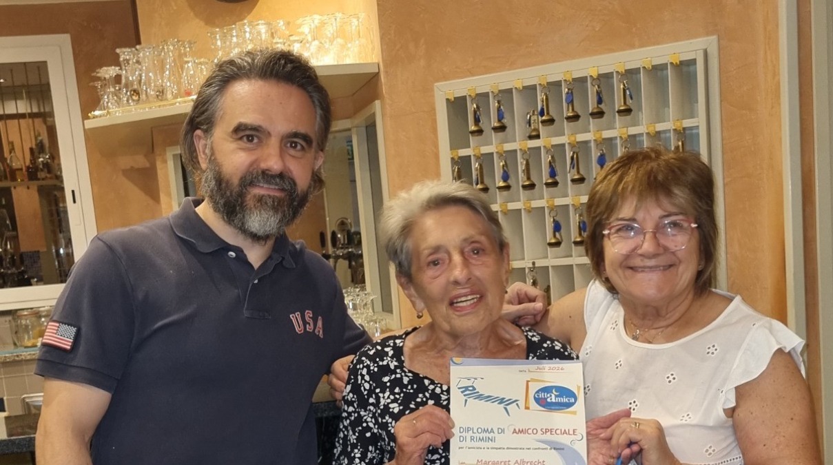 Torre Pedrera festeggia Margaret, turista austriaca da 60 anni ospite della Riviera - 