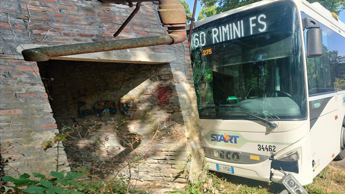 Bus si sfrena alla stazione di Novafeltria: tragedia sfiorata - © Facebook