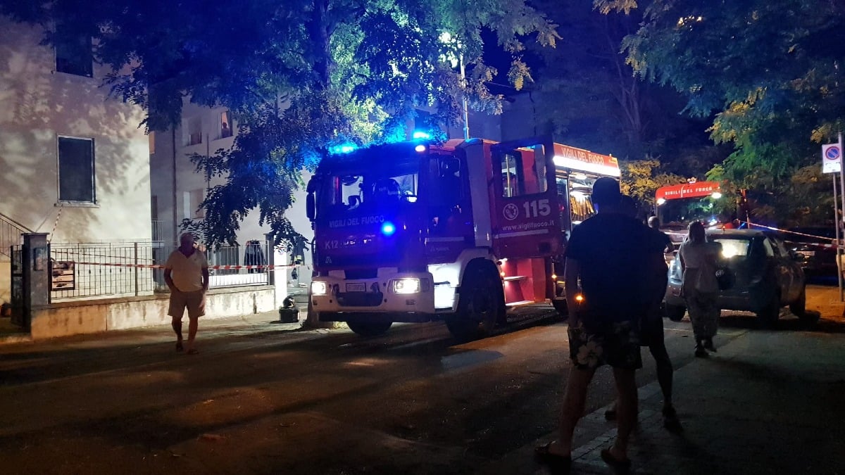 Rimini, incendio in un appartamento seminterrato: probabile corto circuito di un caricabatterie - 