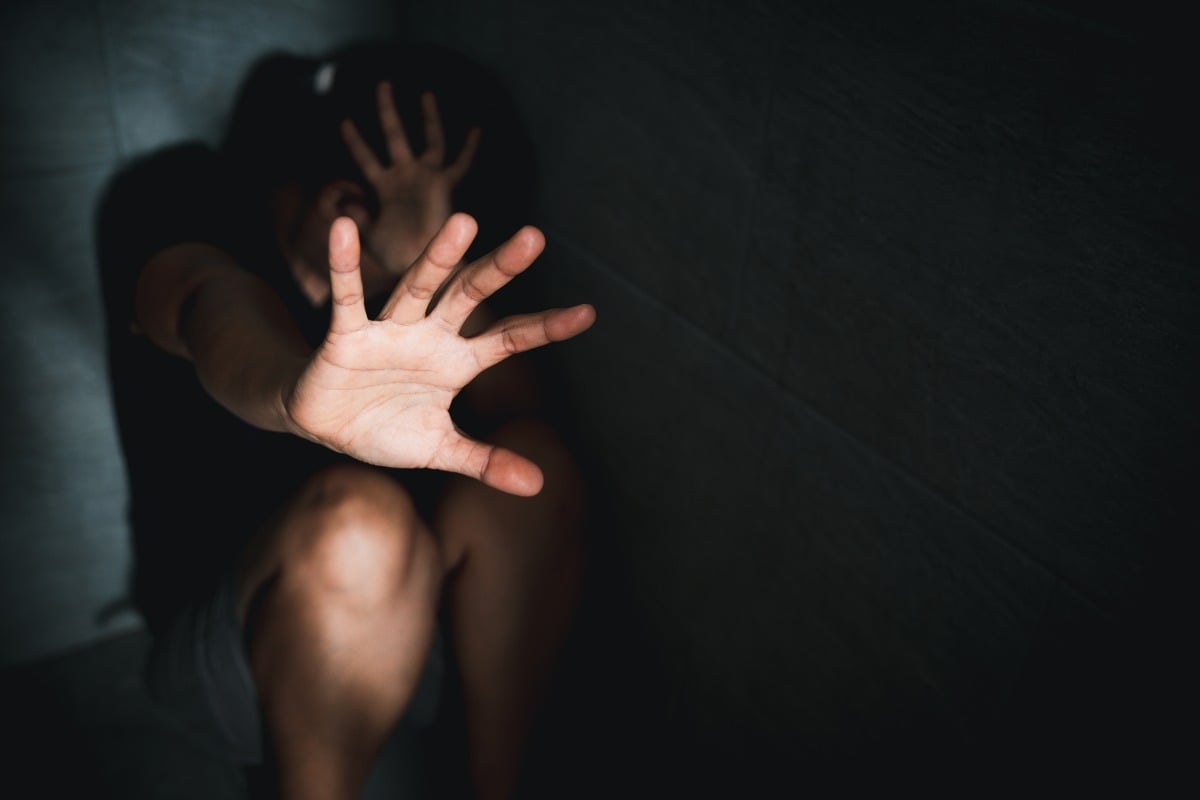 Calci alla compagna e minacce alla figlia: 40enne a processo - 