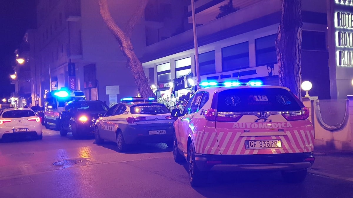 Trovato morto in casa a Rimini: scattano i soccorsi in viale Trieste, ma per l'uomo non c'era nulla da fare - Gli agenti della Polizia di Stato e i sanitari del 118 intervenuti sul posto