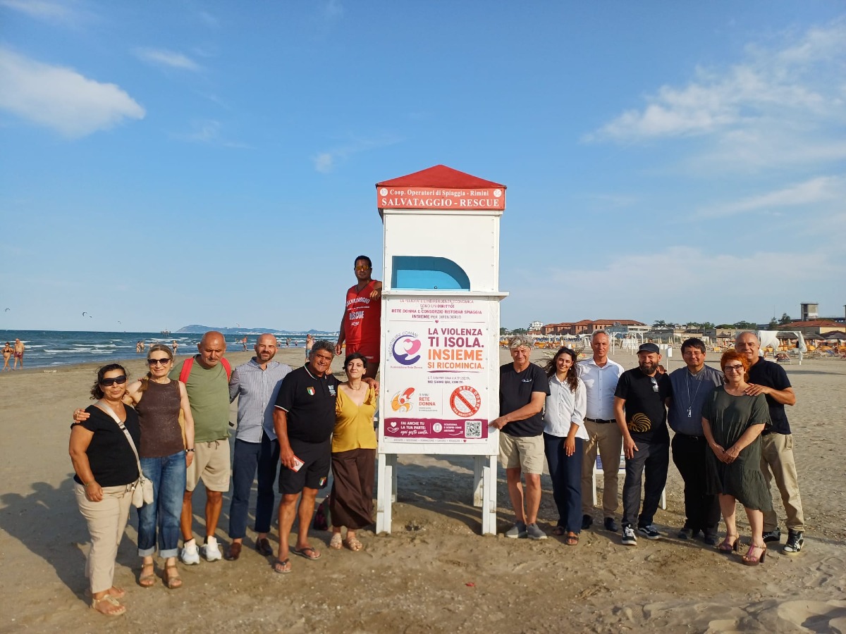 La spiaggia di Rimini sostiene "Ricostruire Domani" contro la violenza sulle donne - 