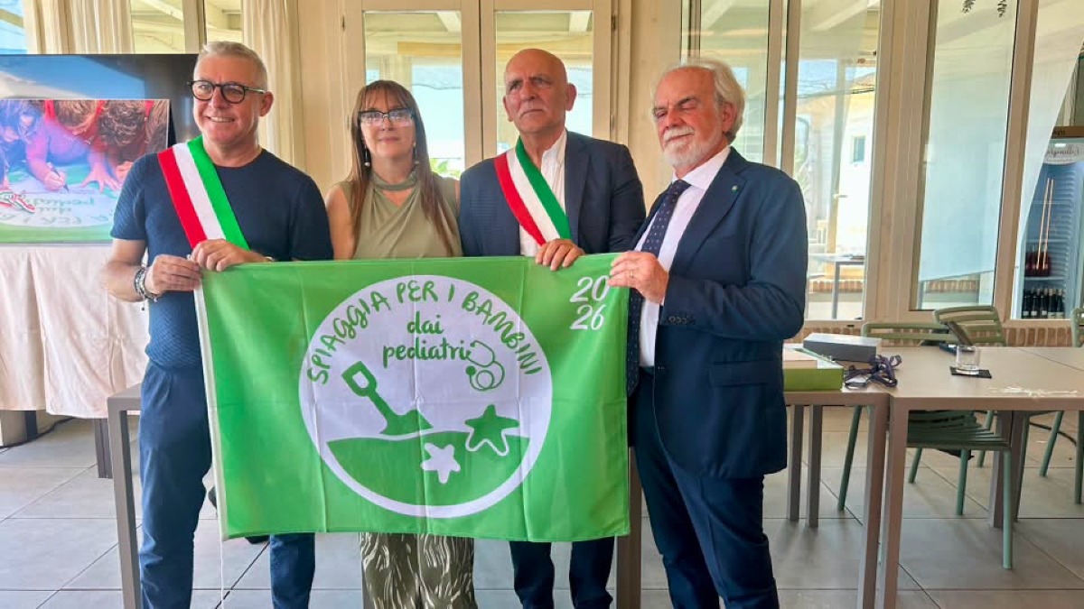 Cattolica si conferma "Regina dei bambini": sventola la Bandiera Verde 2026 - L'Assessore Romeo ritira a Termoli il vessillo verde