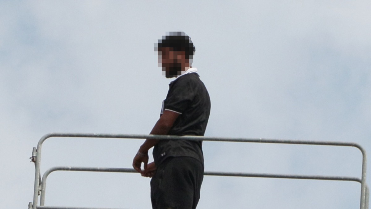 Lavoratore sulla gru a Rimini: il Comune pronto al pagamento diretto per sbloccare la vertenza - L'operaio sulla gru