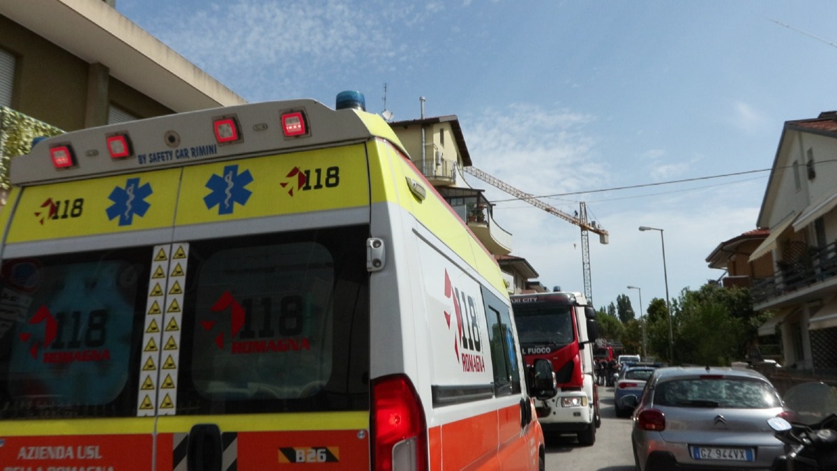 Protesta in cantiere a Rivazzurra: operaio scende dalla gru, stipendi saldati - Operaio scende dalla gru