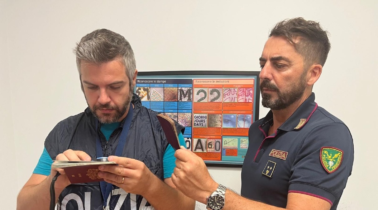 Rimini, passaporti falsi per Londra: due arresti in aeroporto e in hotel  - 