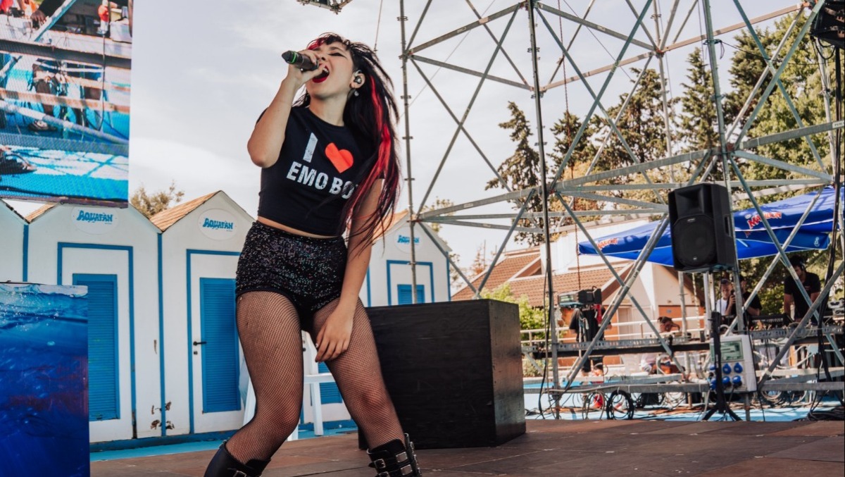 Aquafan, Rob infiamma la Piscina Onde con il suo punk rock - 
