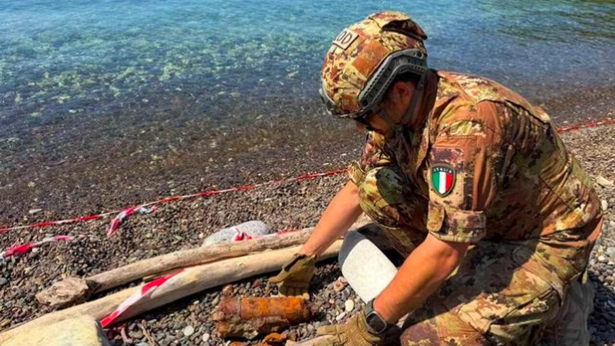 Scambia una bomba a mano per un sasso: bagnanti evacuati sul lago d'Iseo - Repertorio