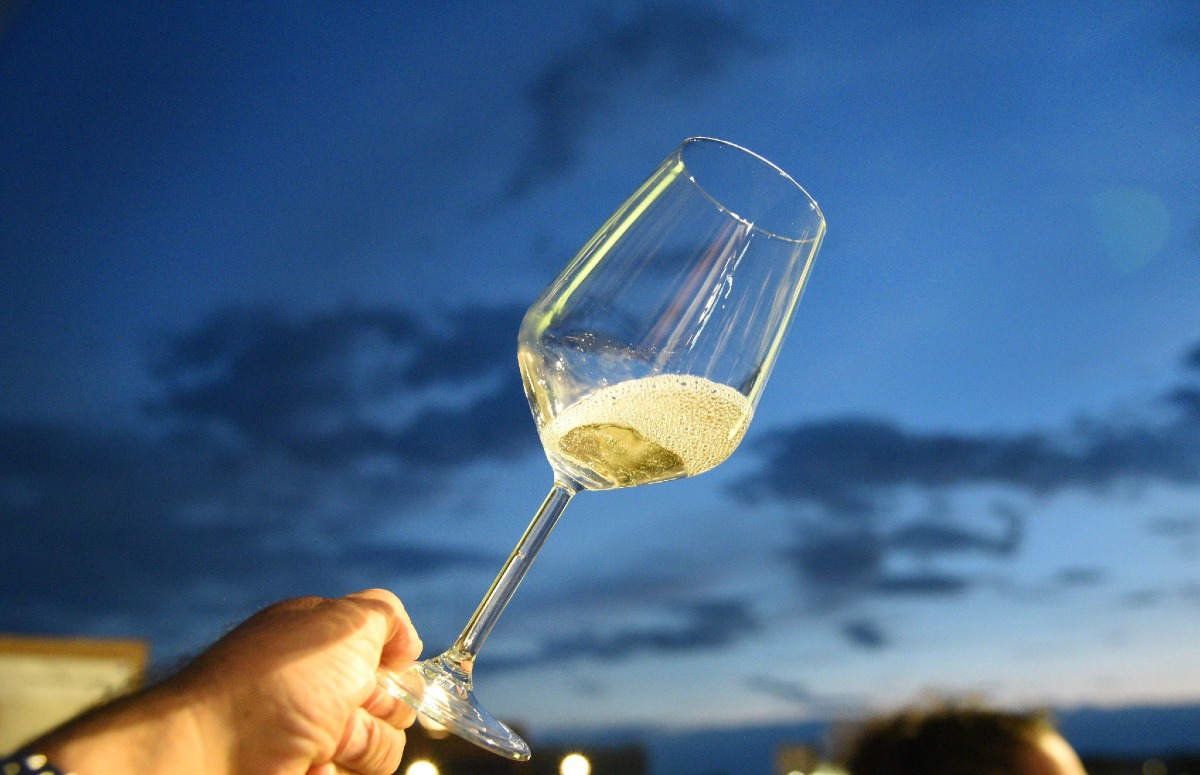 Tramonto DiVino torna a Riccione: vini, sapori e musica nel giardino di Villa Mussolini - 