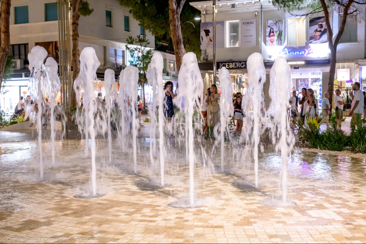 Nuovo viale Ceccarini: svelata anche piazzetta del Faro con fontane e nebulizzazione - 
