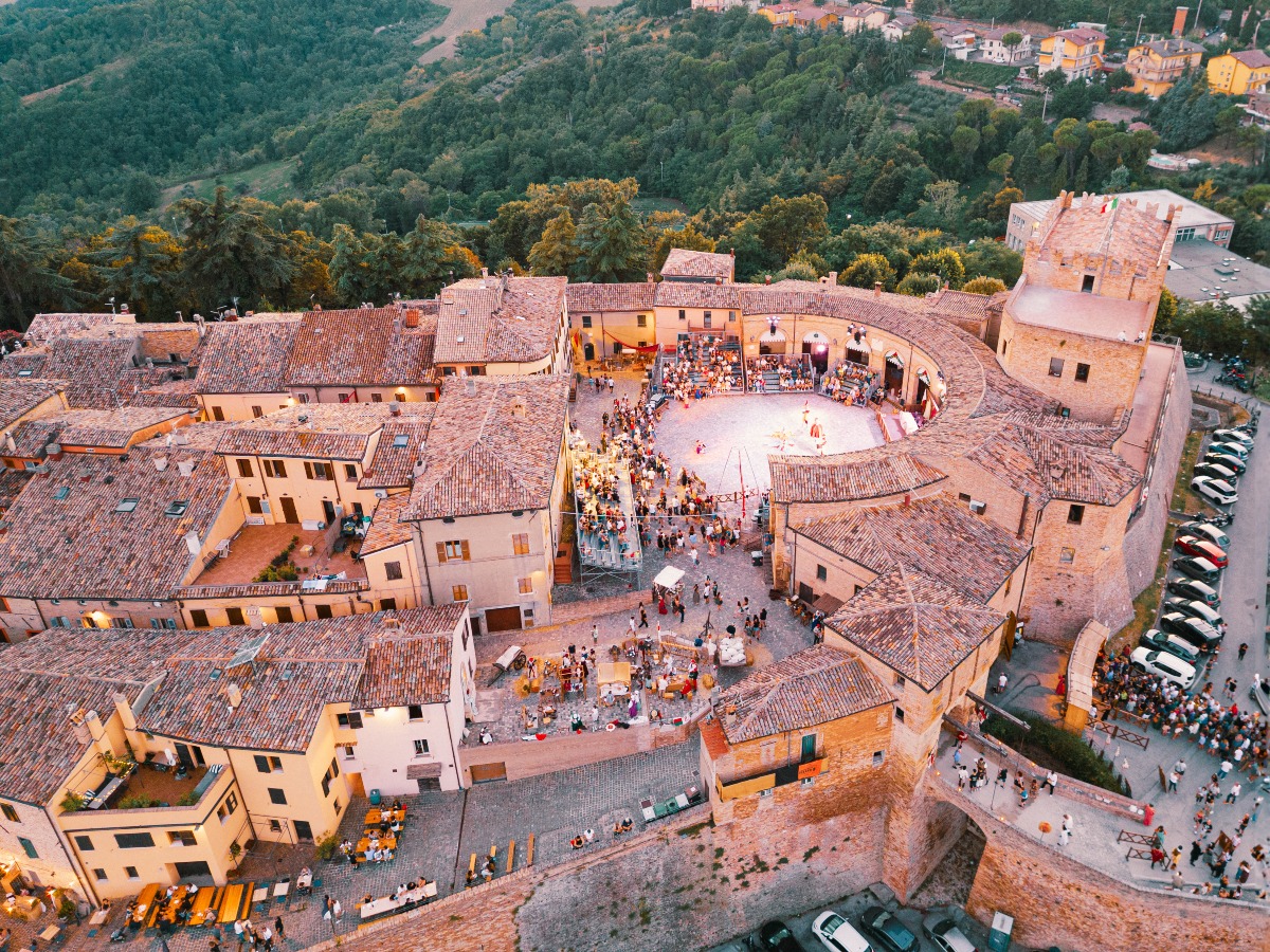 Mondaino si prepara al Palio de lo Daino: dal 20 al 23 agosto torna la magia del Medioevo - Foto by Archivio Storico del Palio de lo Daino sito in mondainoeventi.it