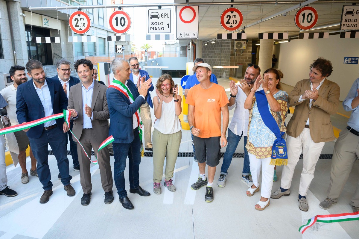 Rimini, aperto il nuovo parcheggio interrato di piazza Marvelli: oltre 300 posti auto - Il taglio del nastro