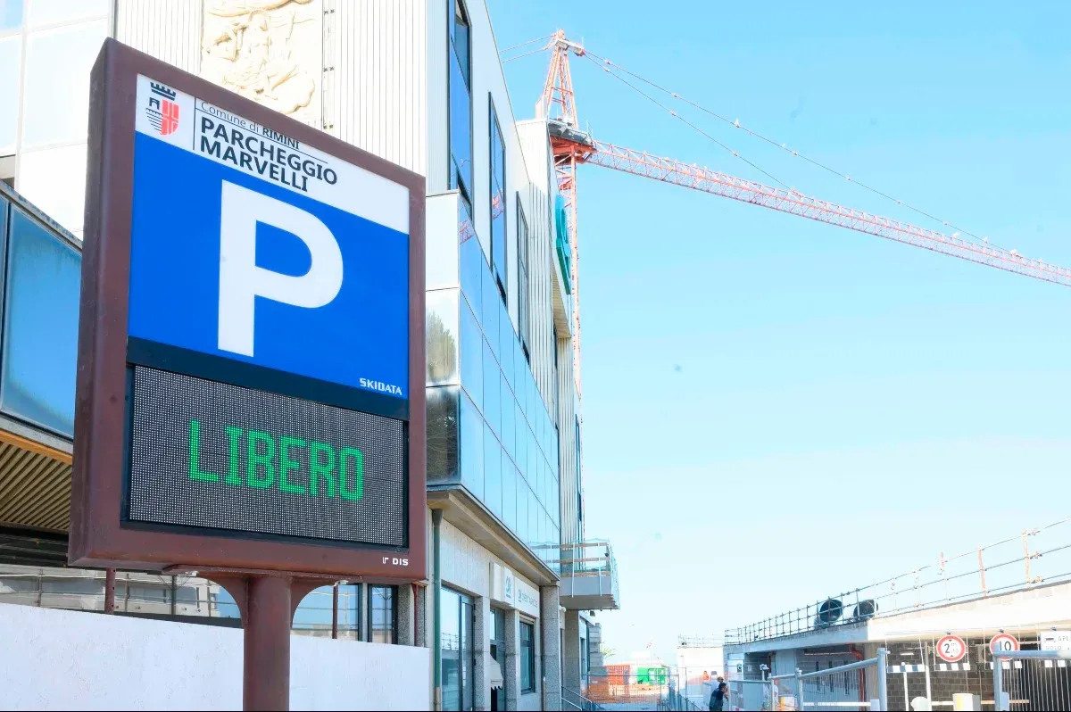 Parcheggi a Rimini, dopo il "Tripoli" dal 2027 si lavora in altre due aree: ecco quali - Parcheggio Tripoli in piazza Marvelli